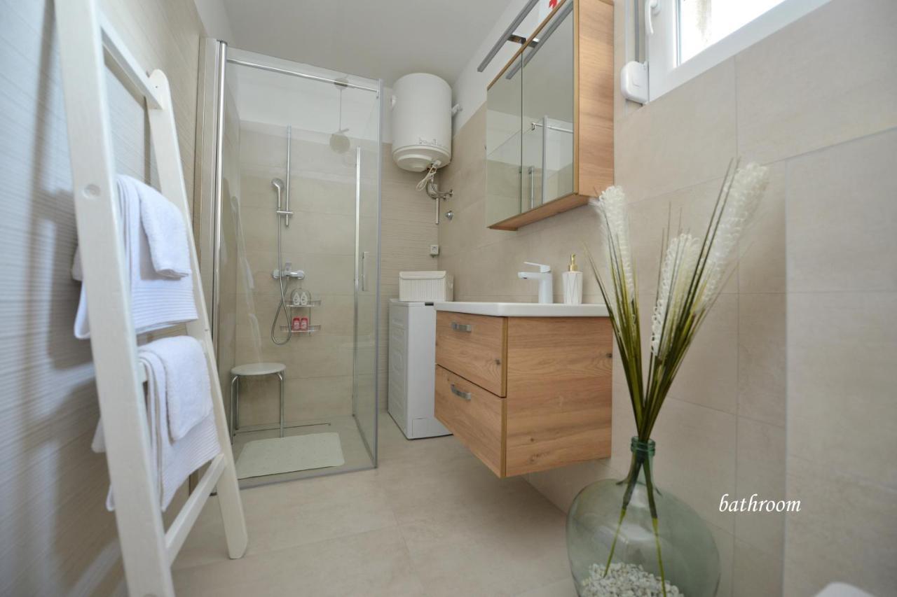 Apartman Lola Zara Esterno foto